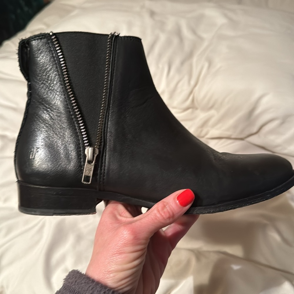 Great Condition! FRYE Italian Leather Slip On Boots